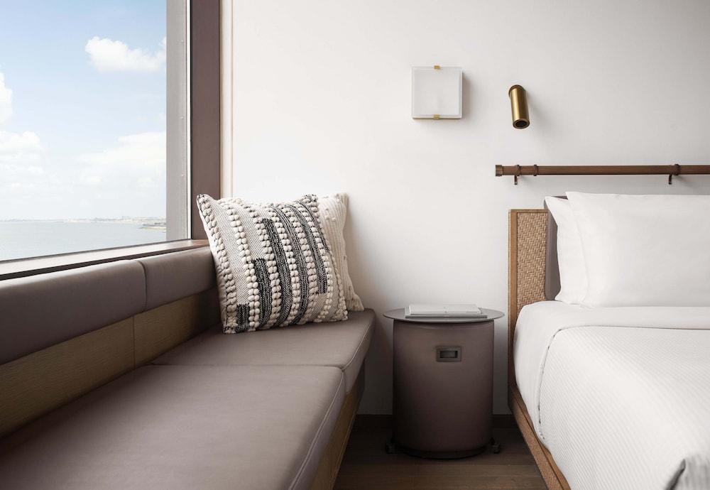 Deluxe, King Bed, River View 2/3