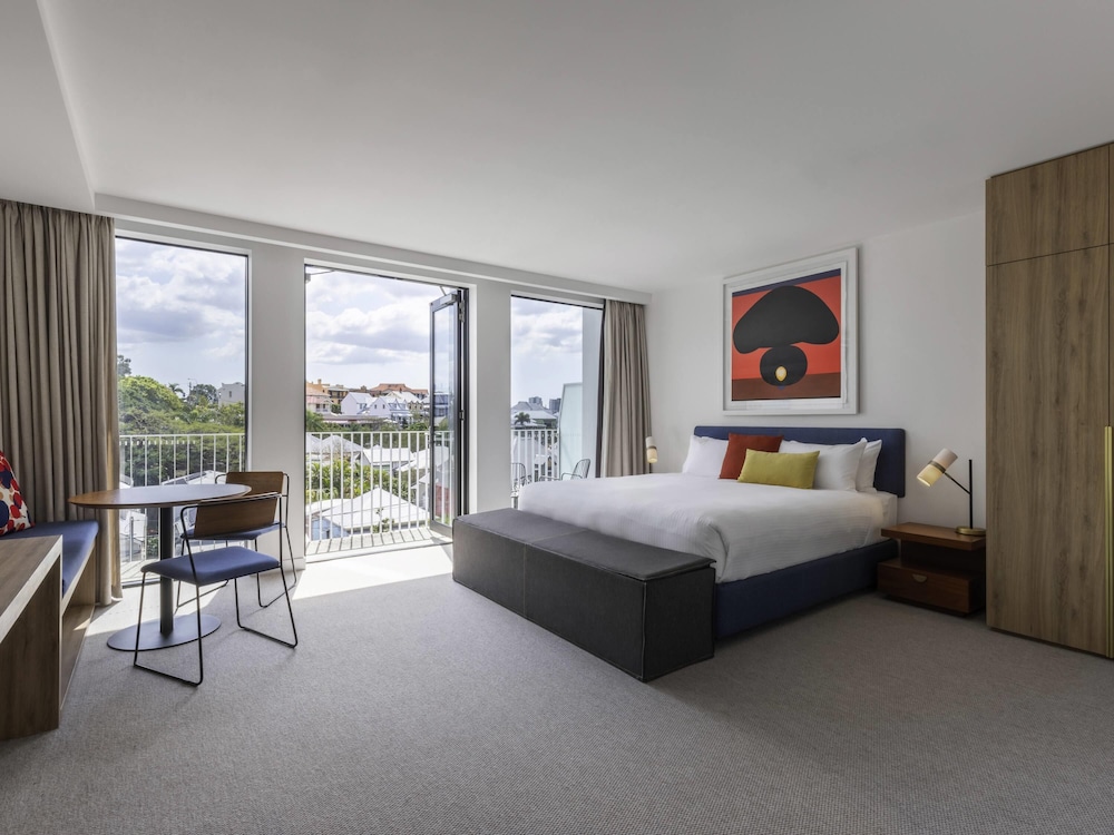 DELUXE, STUDIO, SUITE