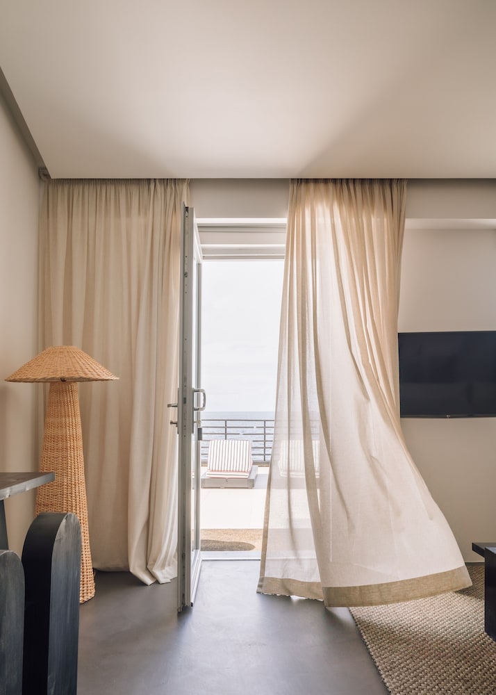 White Exclusive Suites And Villas 36/38