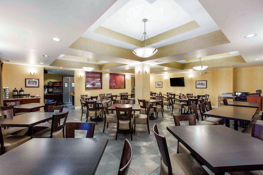 The Oaks Hotel And Suites 36/43