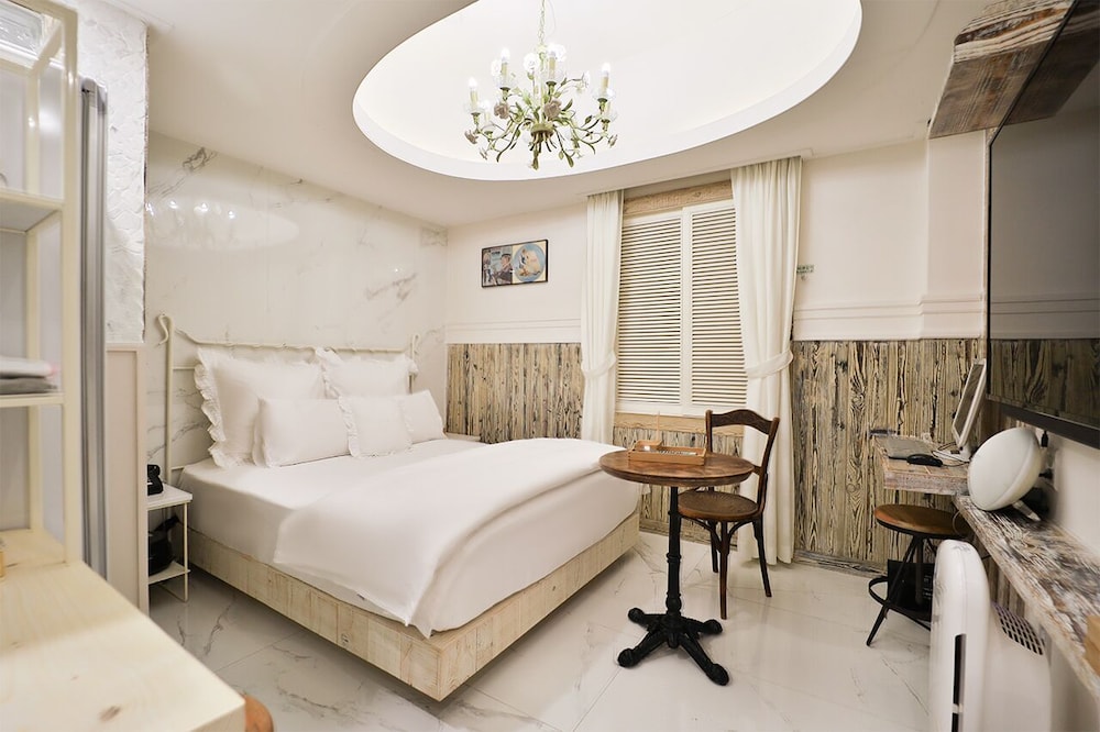 February Hotel Hwanggeum 18/93