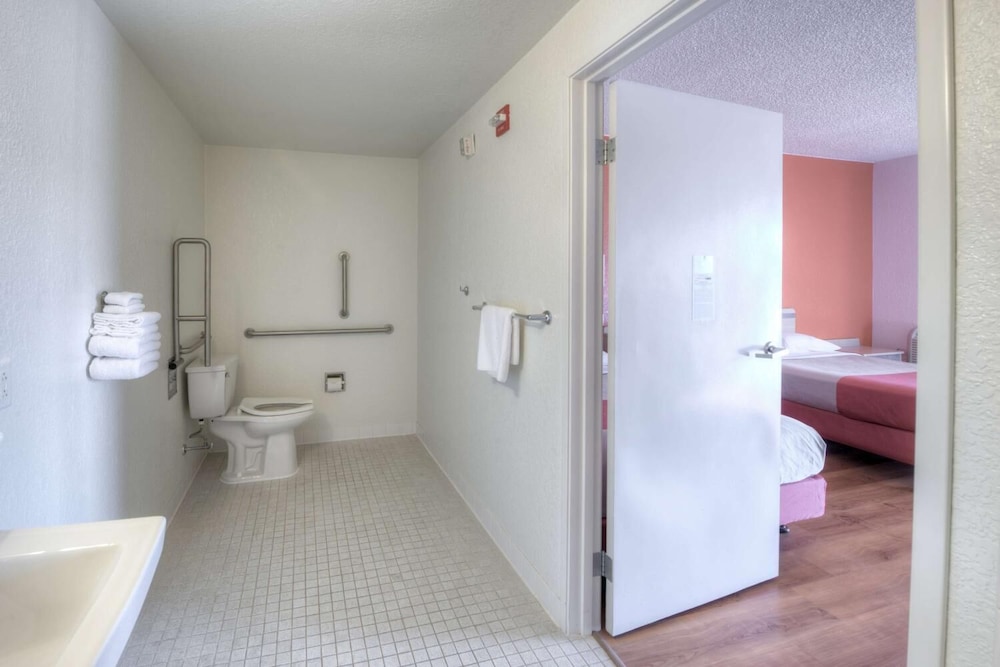 Motel6 Niantic, CT - New London 44/46