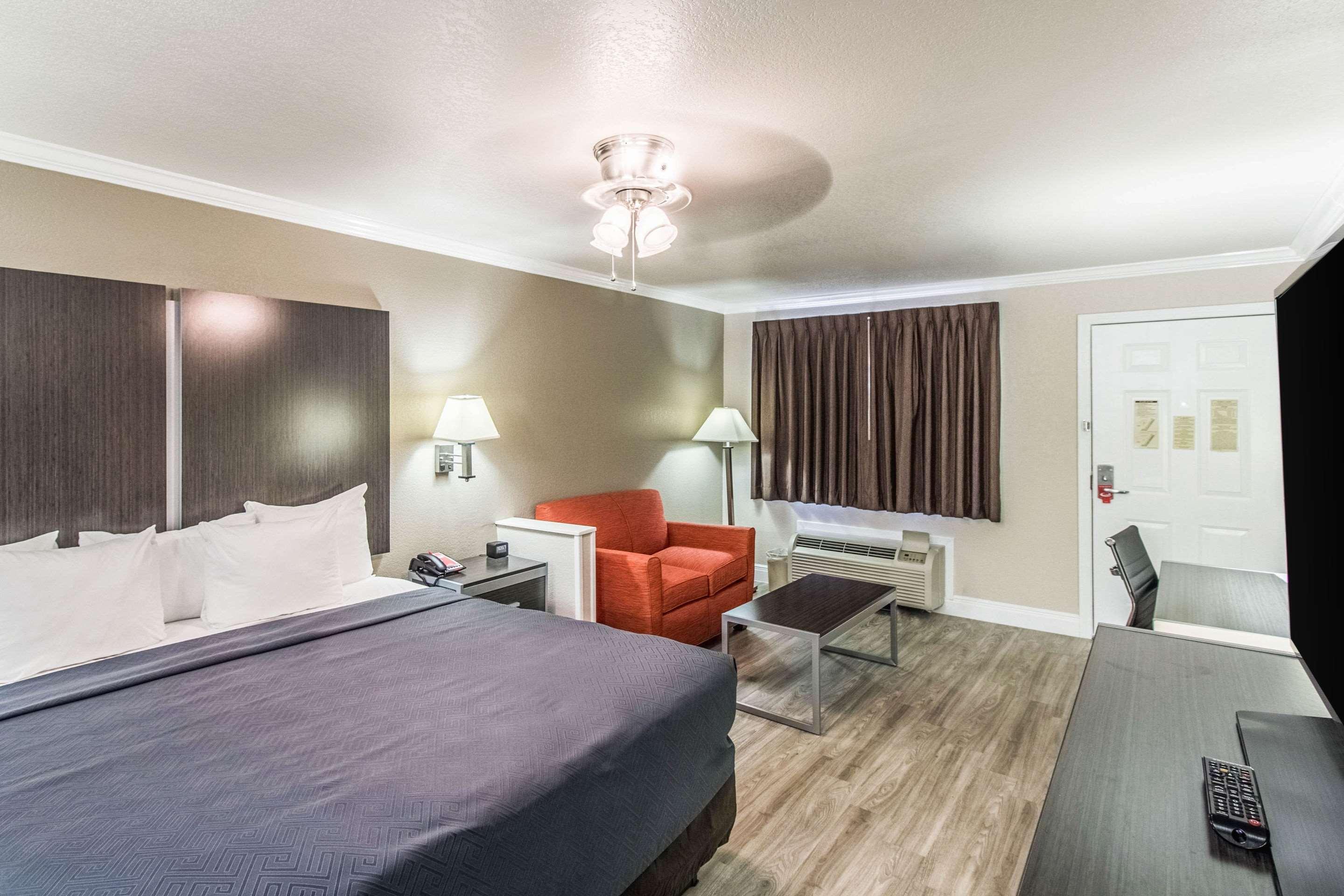 ROOM, KING BED