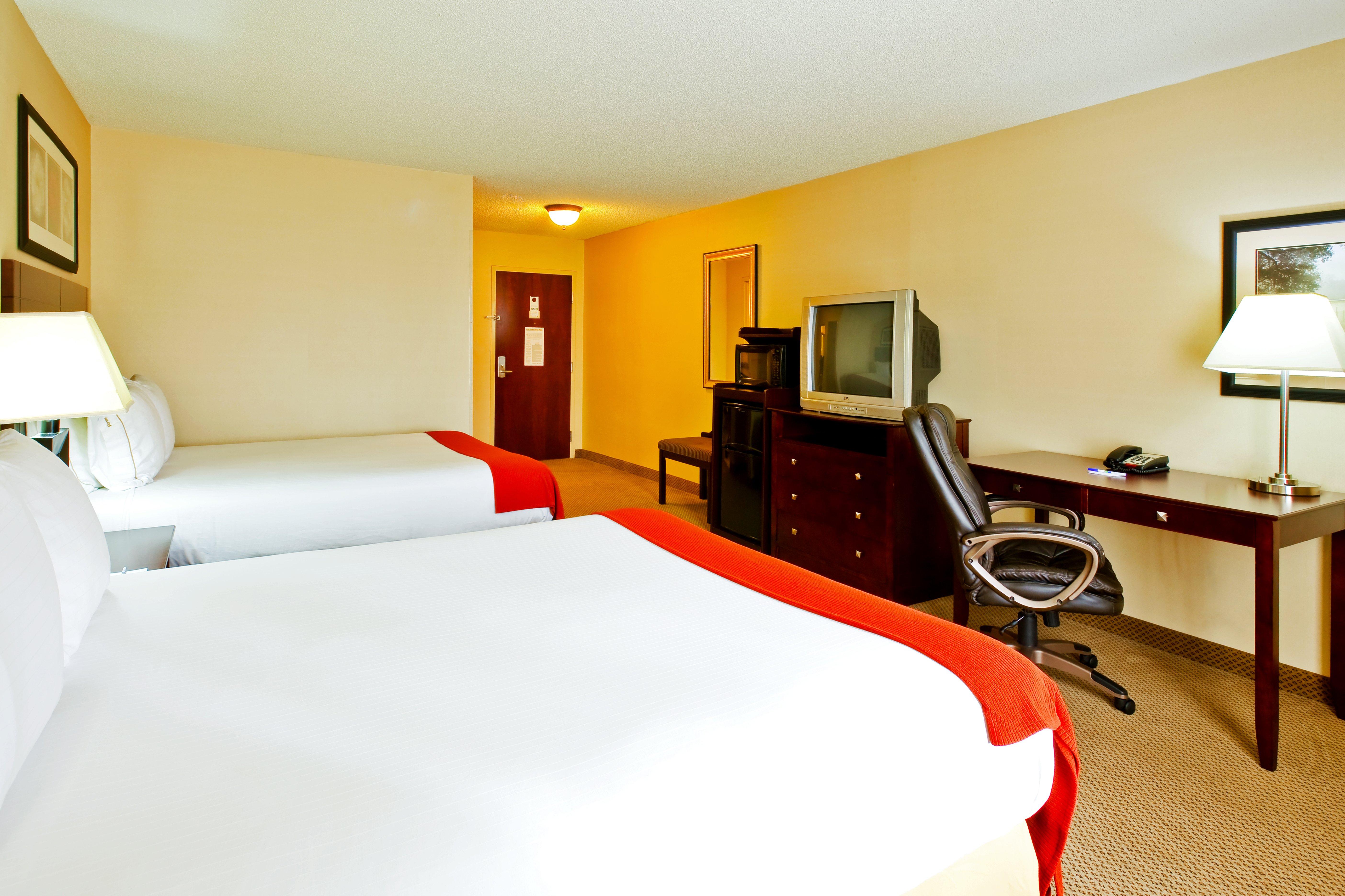 Standard, Holiday Inn Express Hotel Suites Dickson 2/2