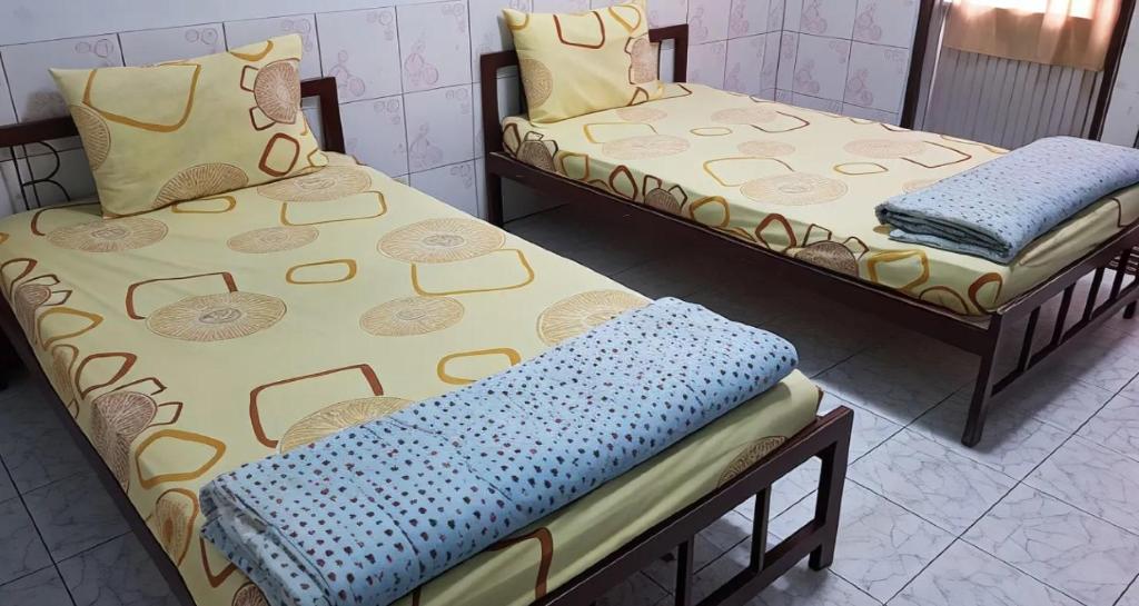 غرفة قياسية بسريرين منفصلين