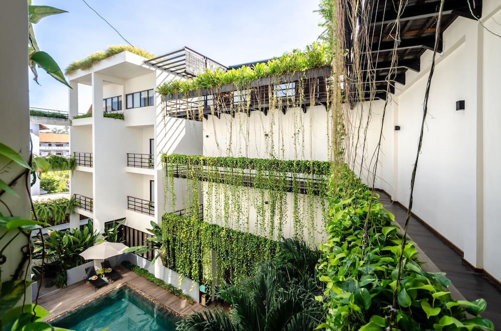 The Aviary Hotel 46/50