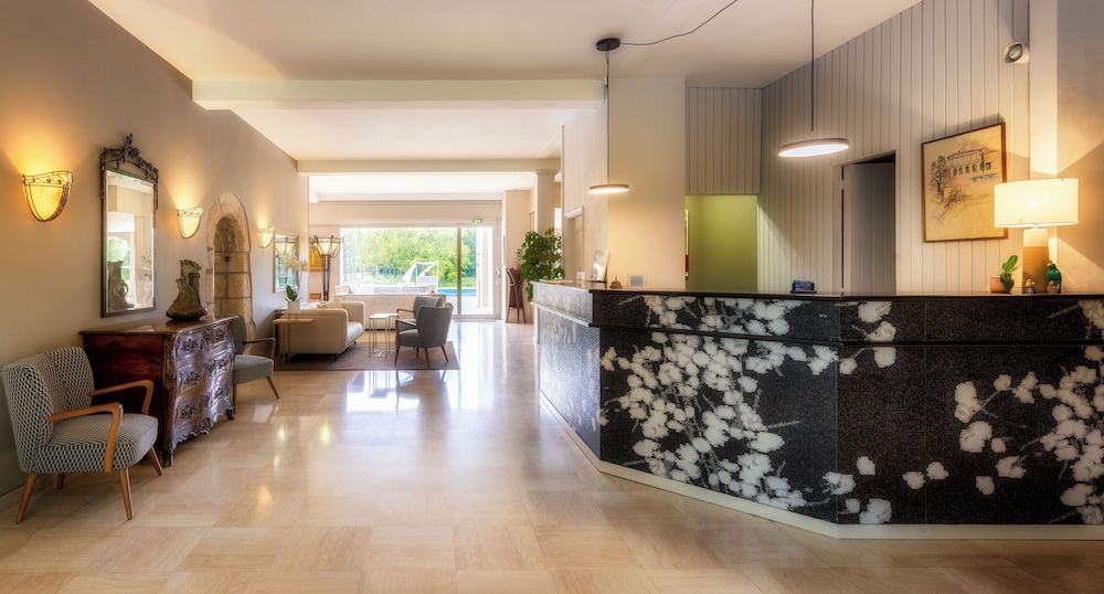 Relais and Chateaux Hotel La Reserve 2/37