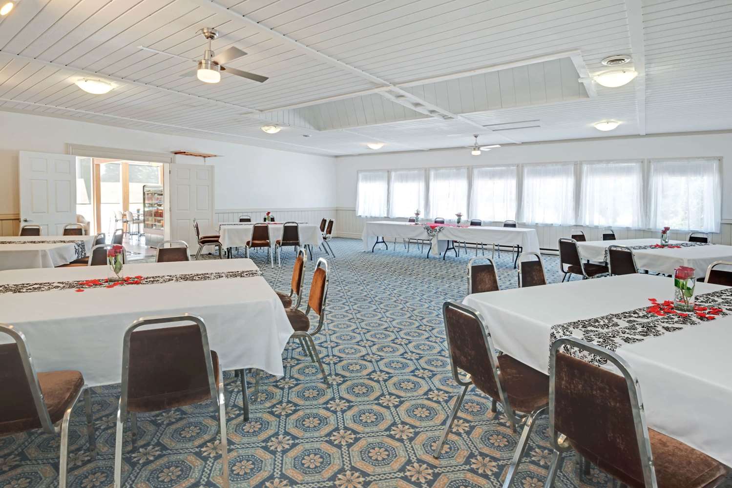 Howard Johnson by Wyndham Lindsay 5/8