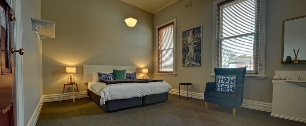 HEALESVILLE HOTEL 15/50