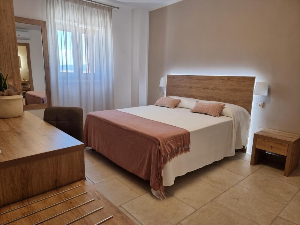 SUPERIOR, DOUBLE OR TWIN BED