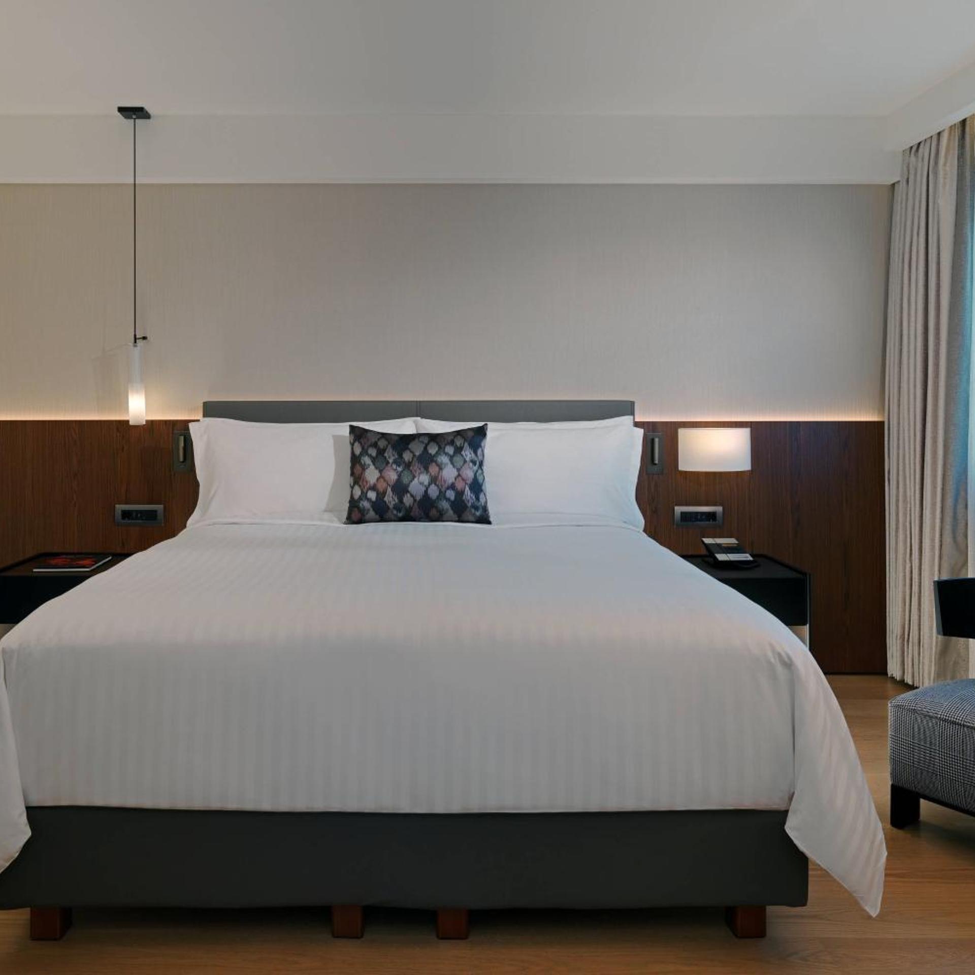 Suite, King Bed, City or Park View, Corner