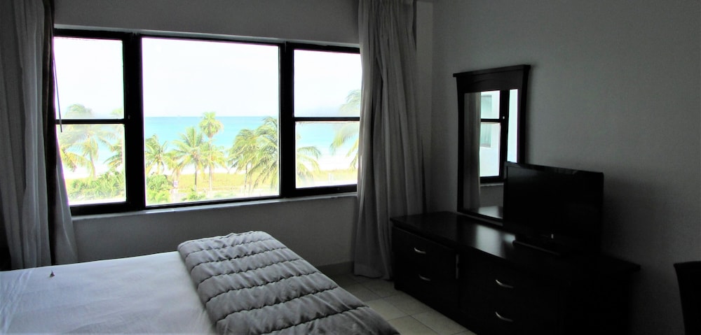 Ocean Front Casablanca Studios with FULL KITCHENS & Beach access By BL Rentals 28/50