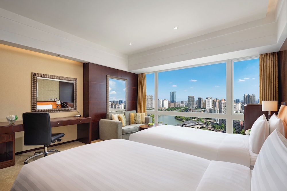 Horizon, Twin Beds, River View