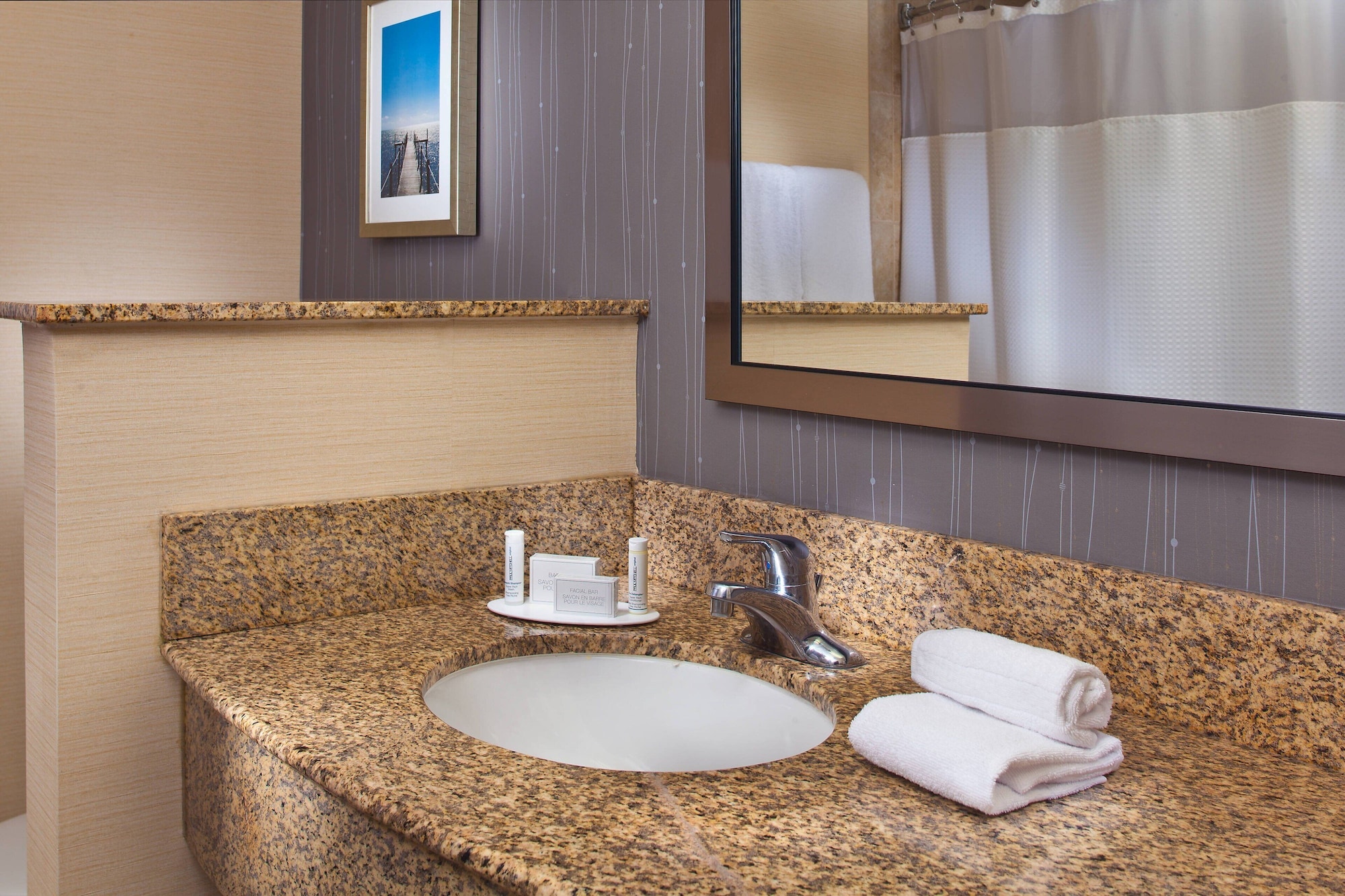 غرفة بسرير كينج مع أريكة، Courtyard by Marriott Sandestin at Grand Boulevard 6/6