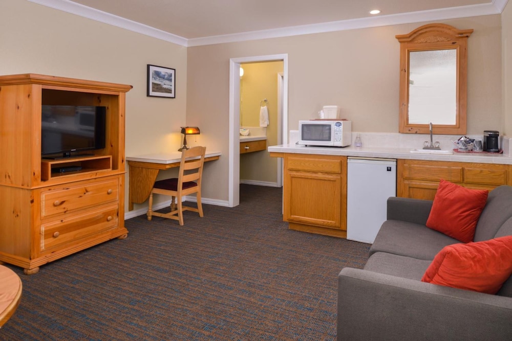 Cayucos Beach Inn 47/64