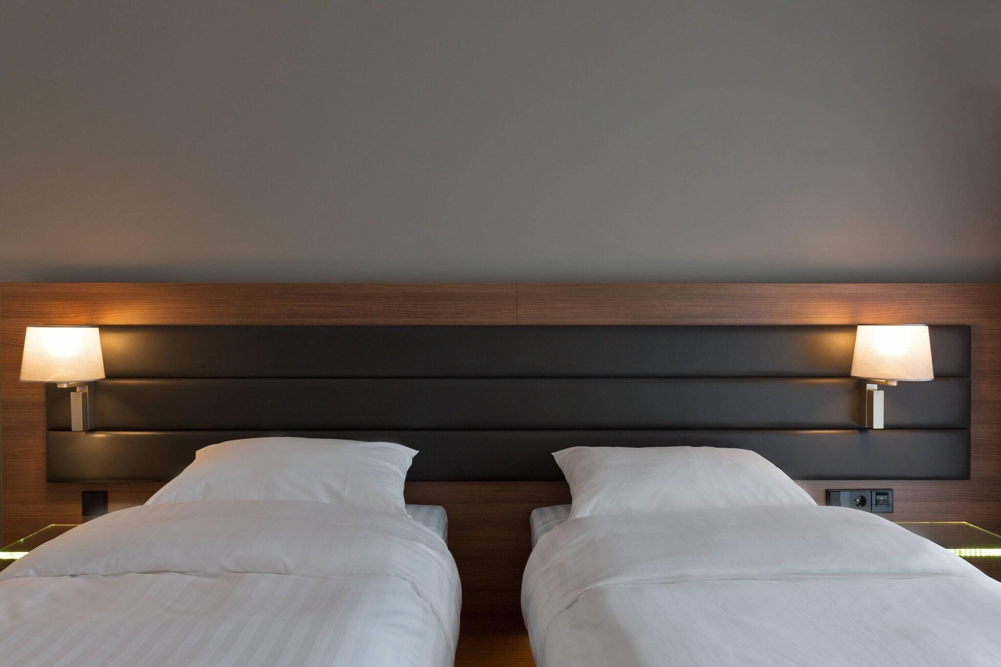 غرفة قياسية بسريرين منفصلين، Moxy Amsterdam Houthavens 5/7