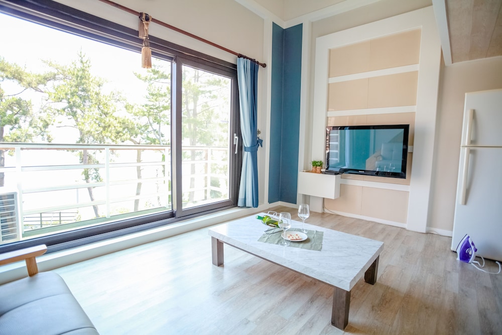 Tongyeong Pungcha Maeul Iris Pension 28/50
