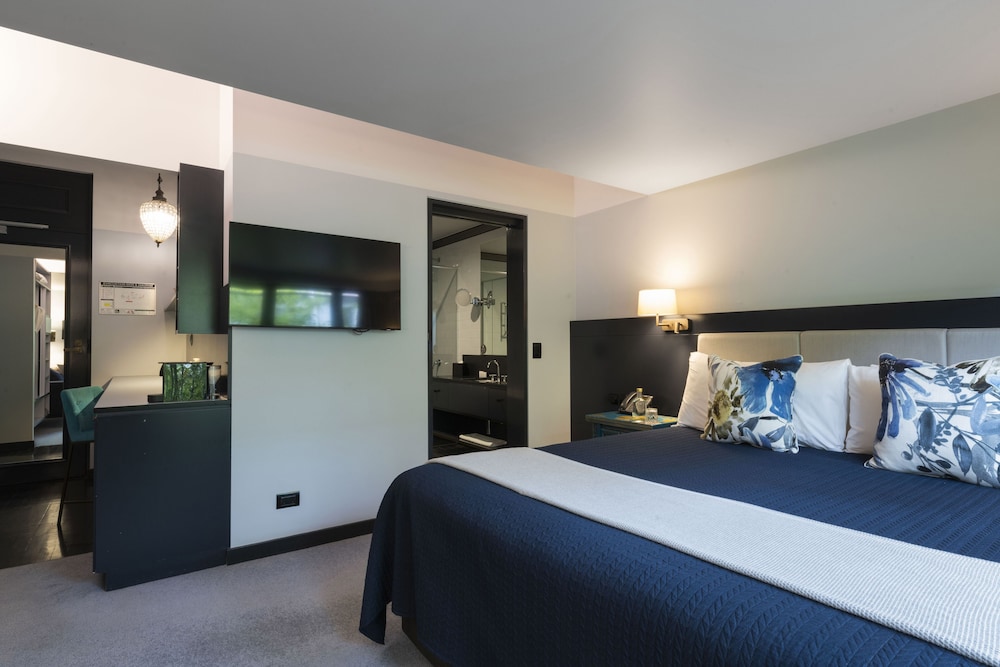 EXECUTIVE, KING BED