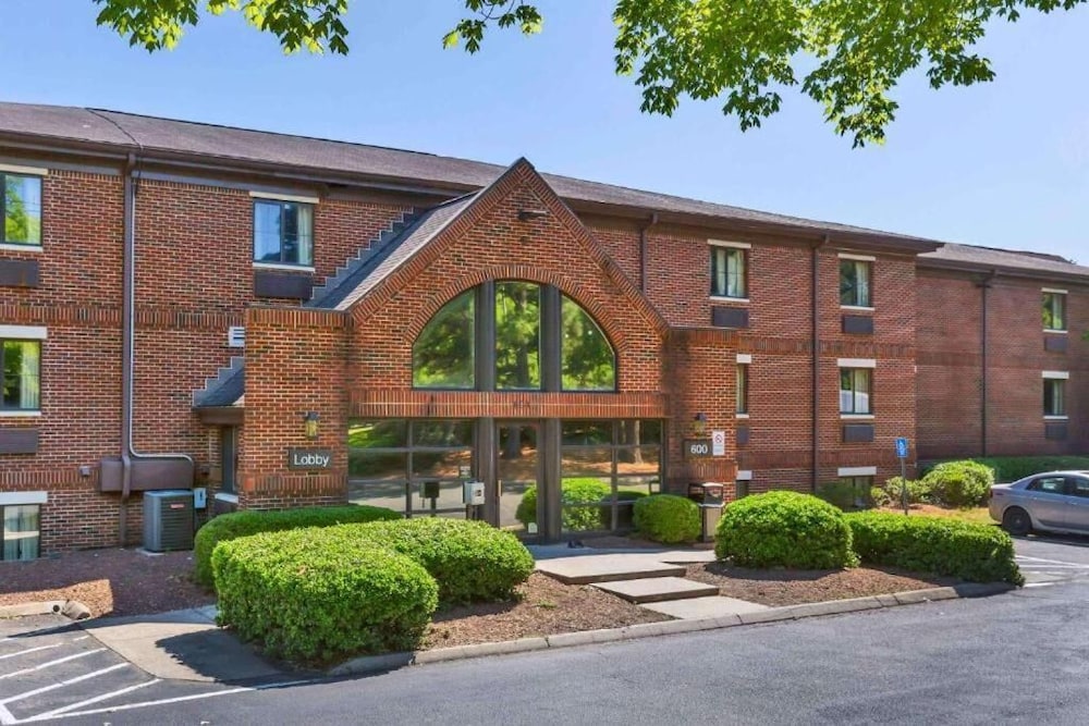 Suburban Studios Cary - RDU Airport 2/31