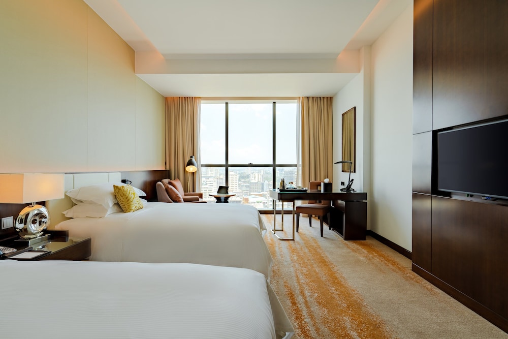 غرفة بسريرين منفصلين بإطلالة على المدينة