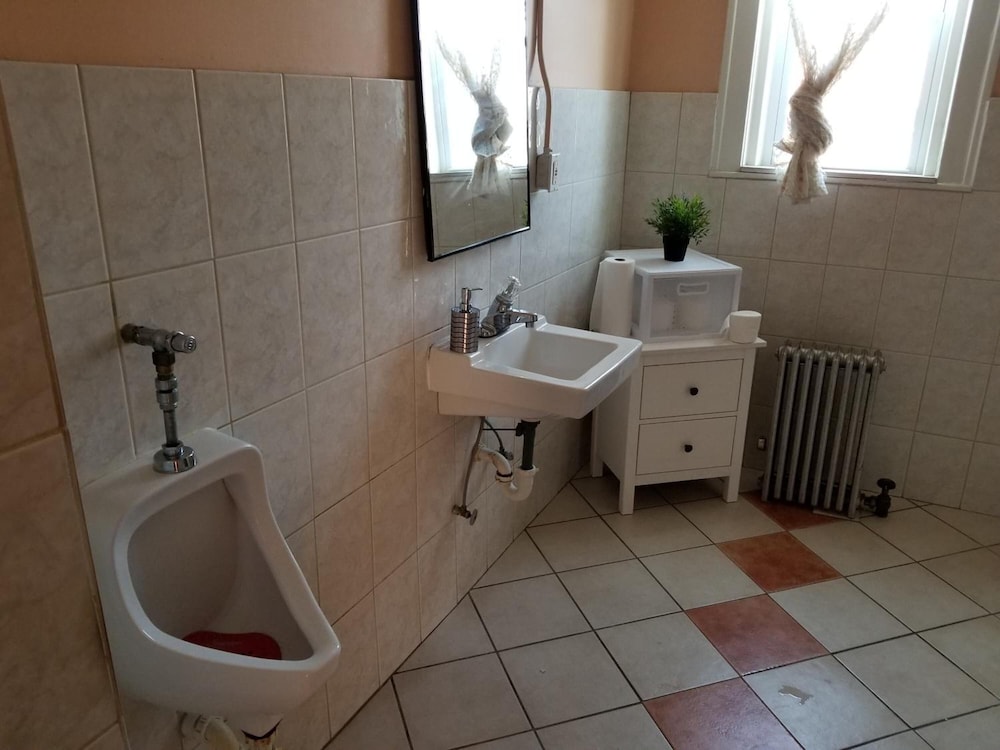 Hamtramck Hostel 31/33