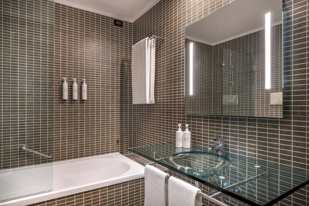Ac Hotel Padova By Marriott 50/50