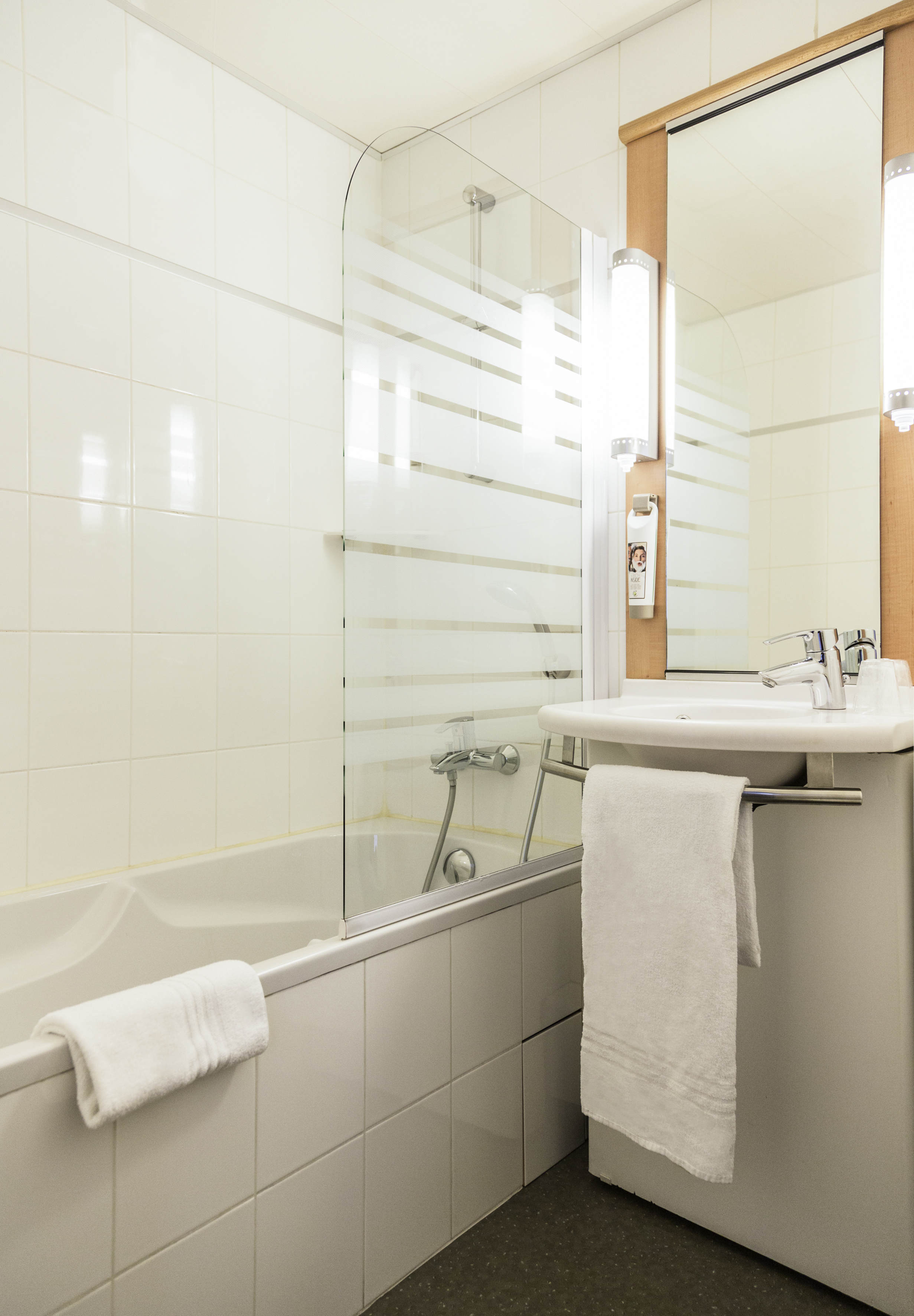 غرفة قياسية بسرير مزدوج وسريرين منفصلين، ibis Paris Grands Boulevards Opera 9th Hotel 6/8