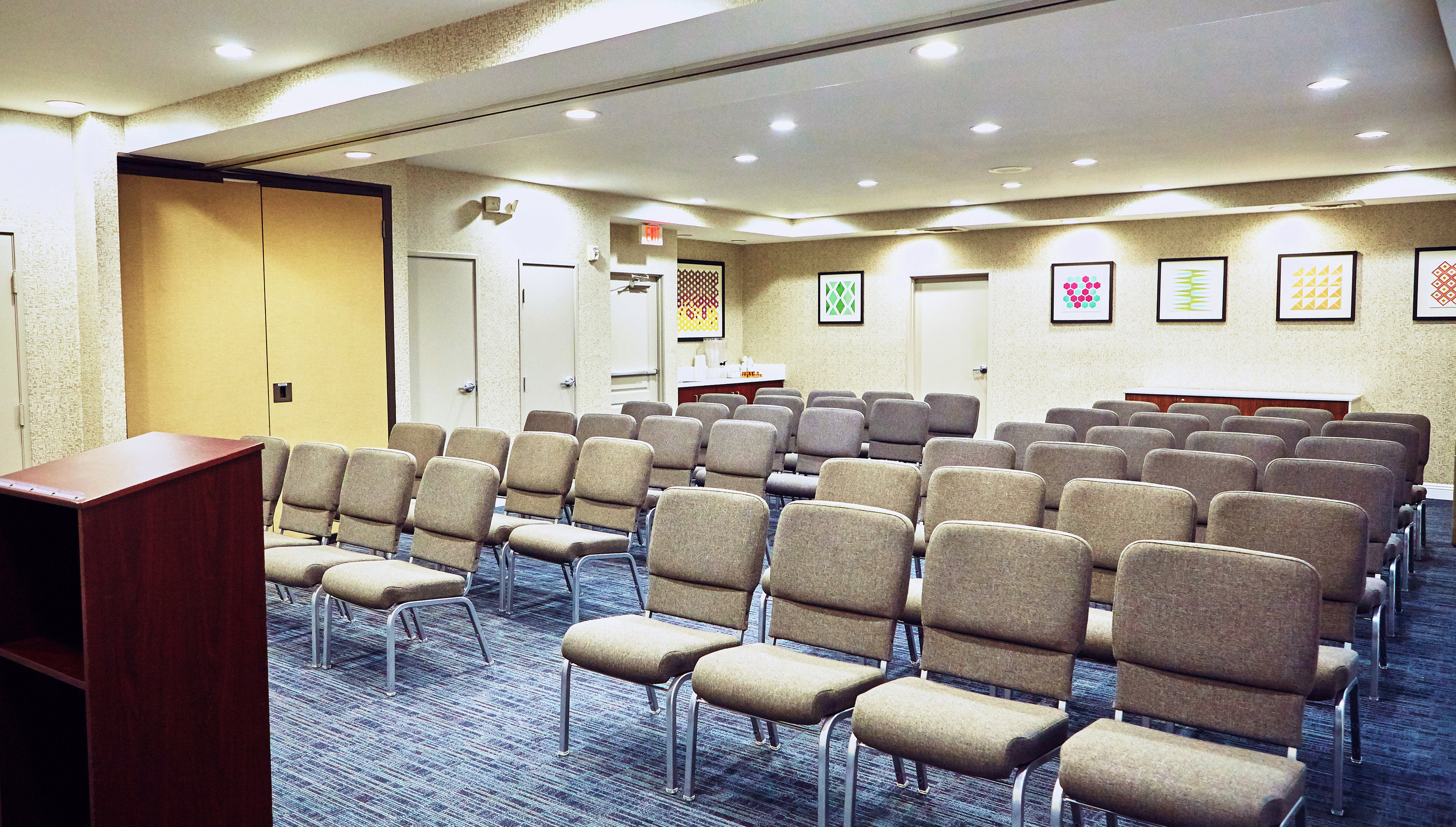Holiday Inn Express Hotel & Suites Corona 55/57