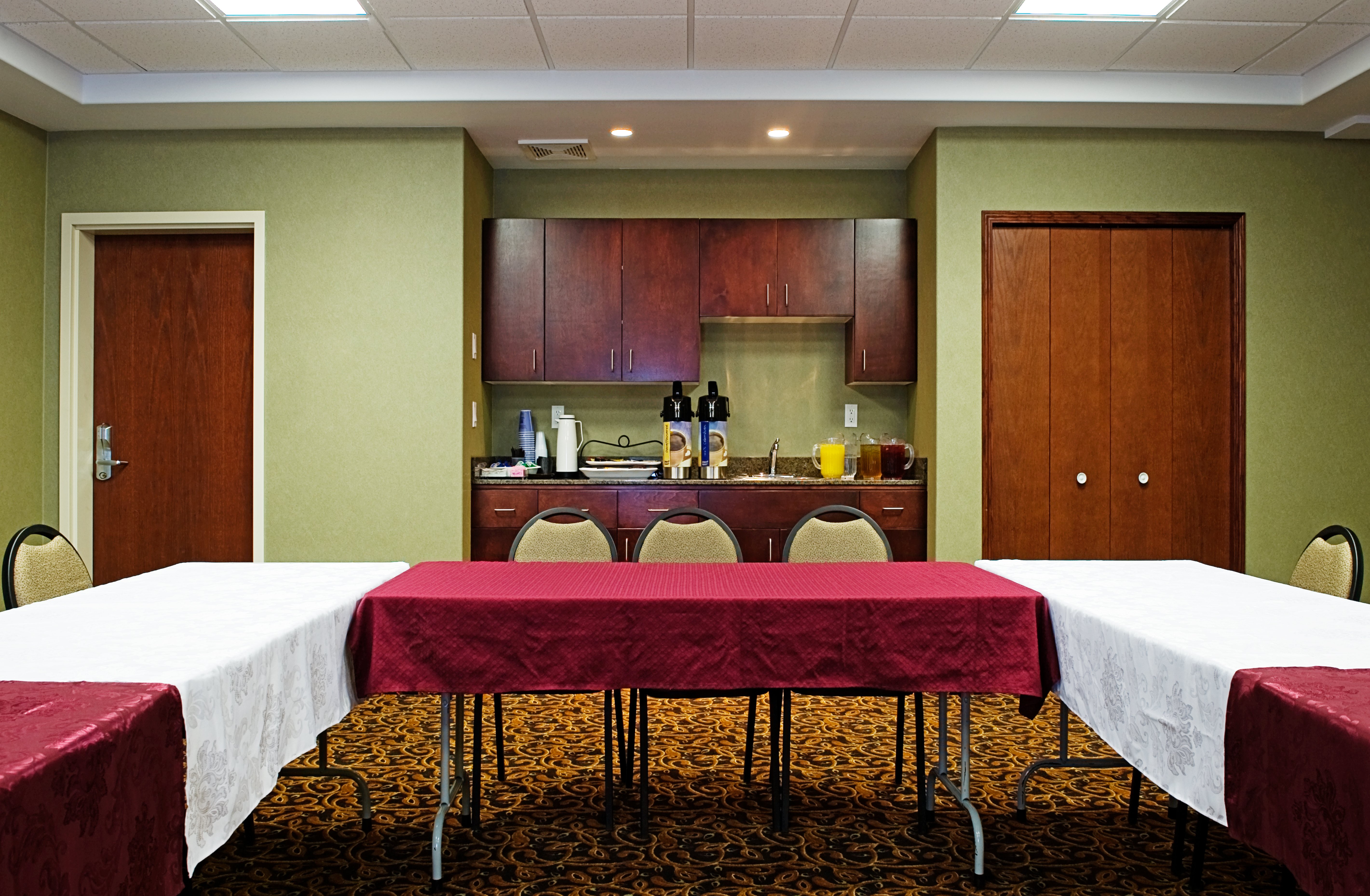 Holiday Inn Express Hotel & Suites Drayton Valley 25/50