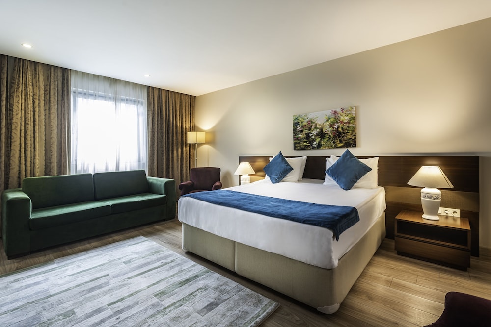 SUITE, KING BED