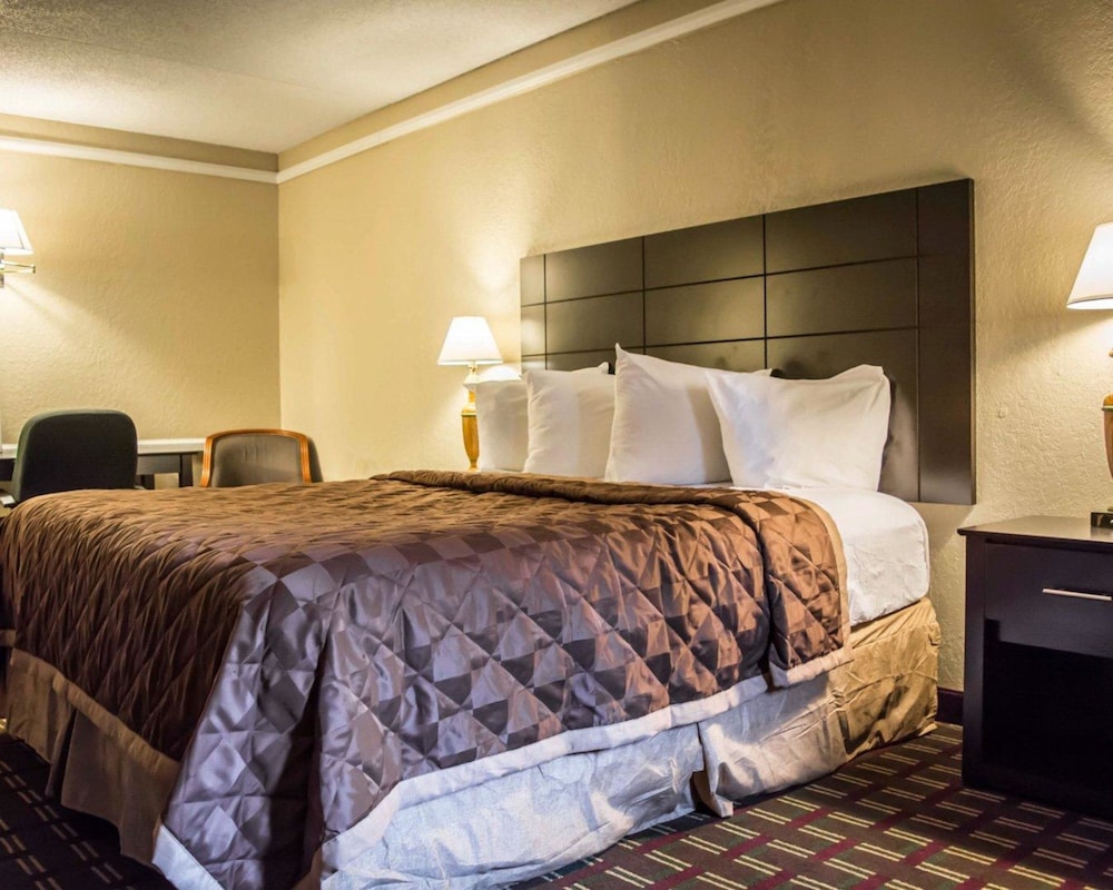 Rodeway Inn Near Ybor City - Casino 30/52