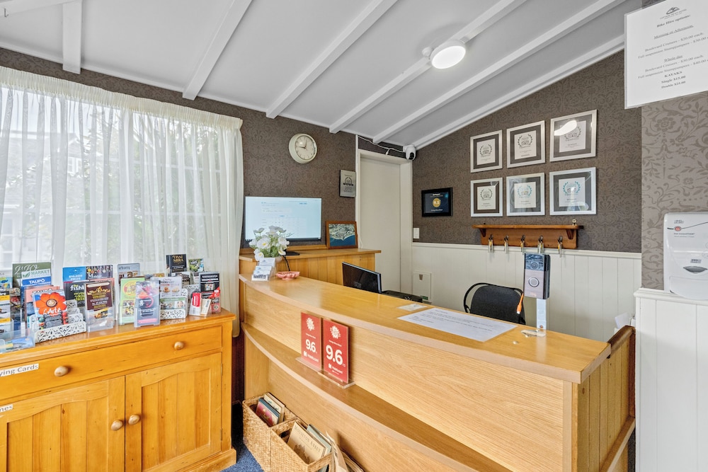 Cottage Mews Motel 6/72