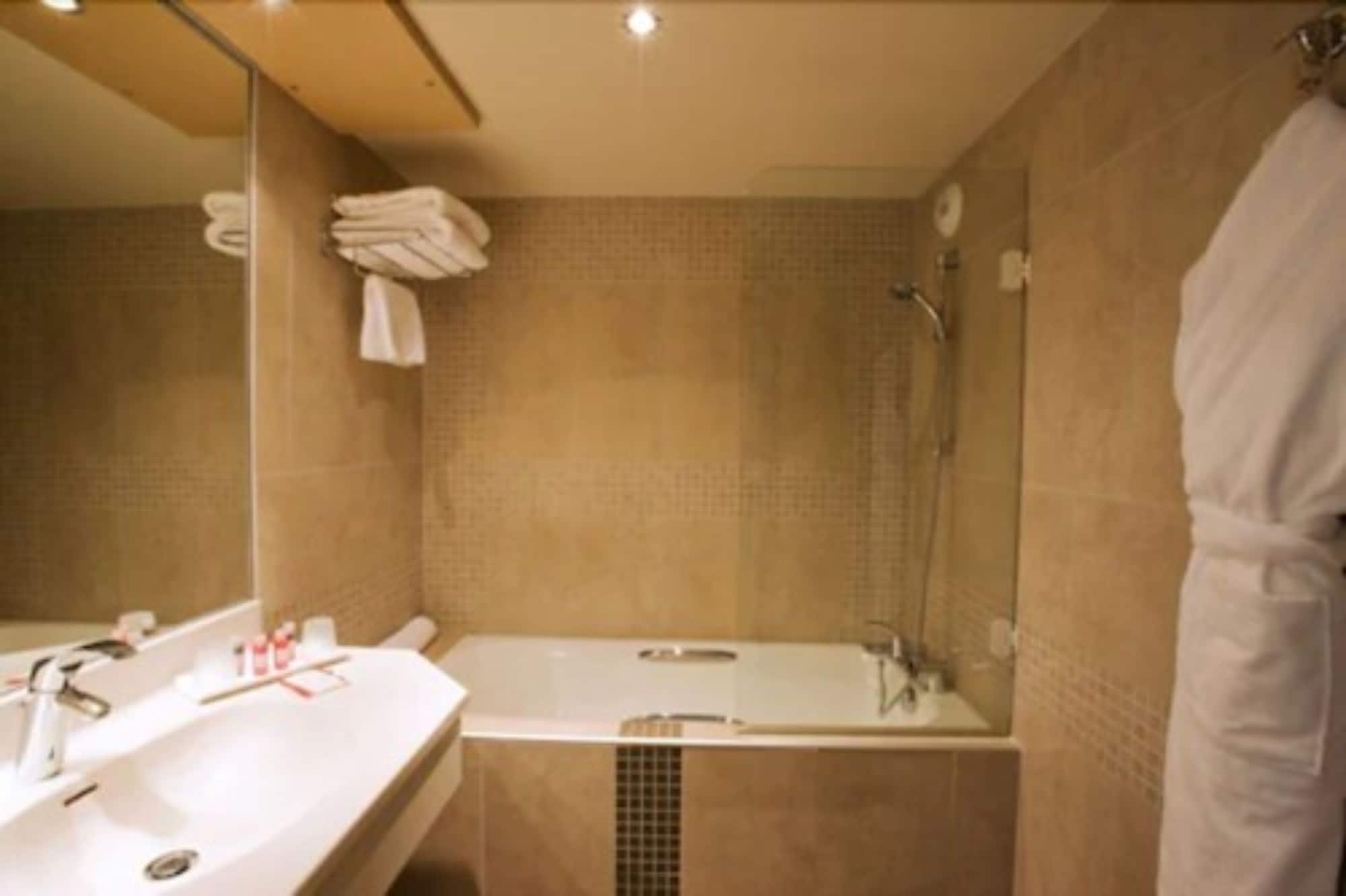 غرفة سوبيريور بسرير كينج، Hotel Lyon Metropole 4/4