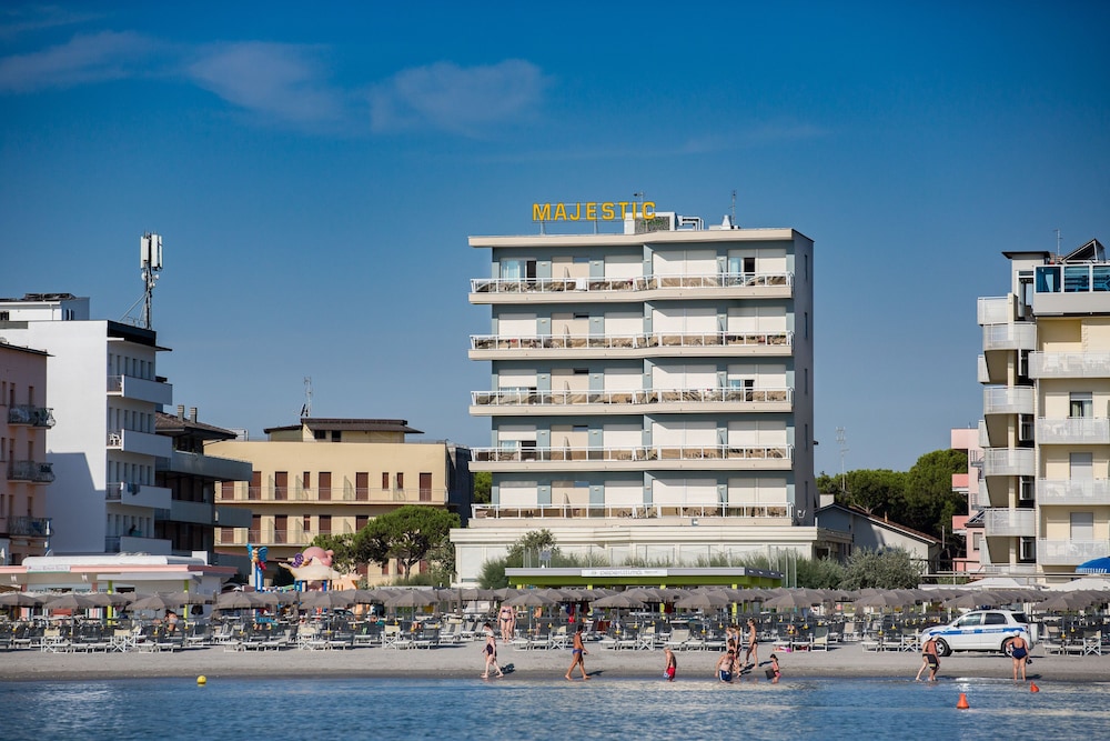 Hotel Majestic 3/66