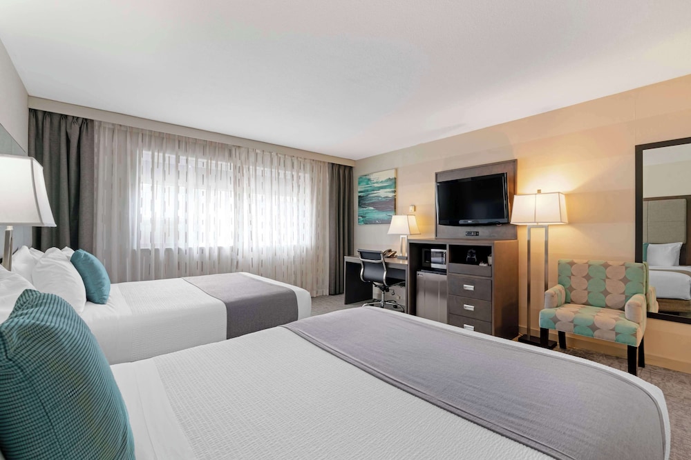جناح بسريرين كوين مع أريكة بمنطقة جلوس بمطبخ