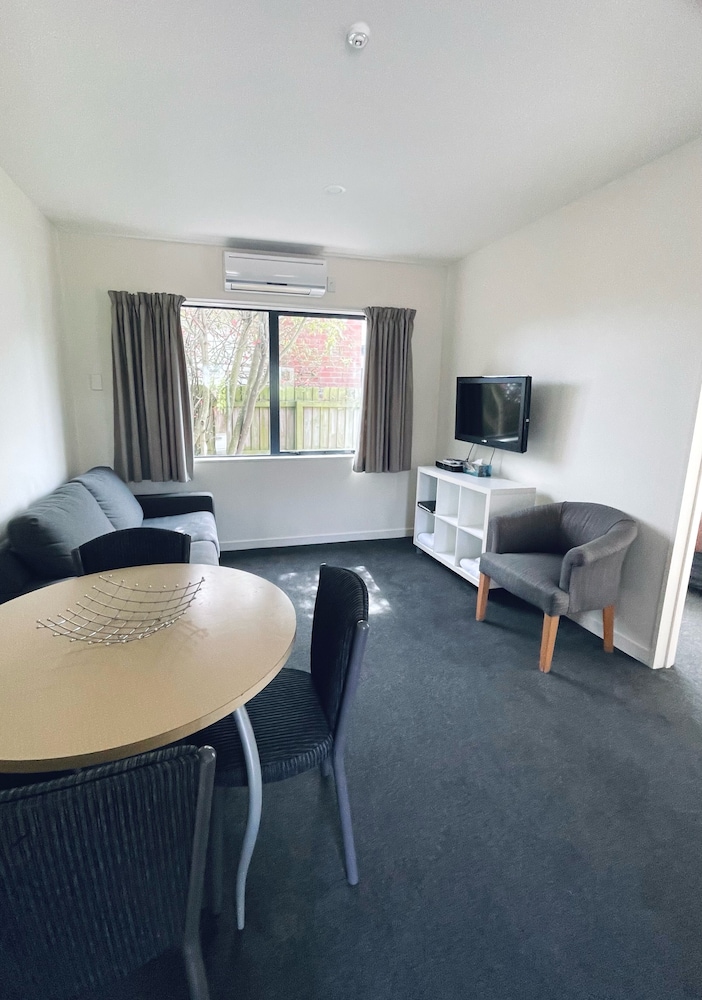 298 Westside Motor Lodge 34/41