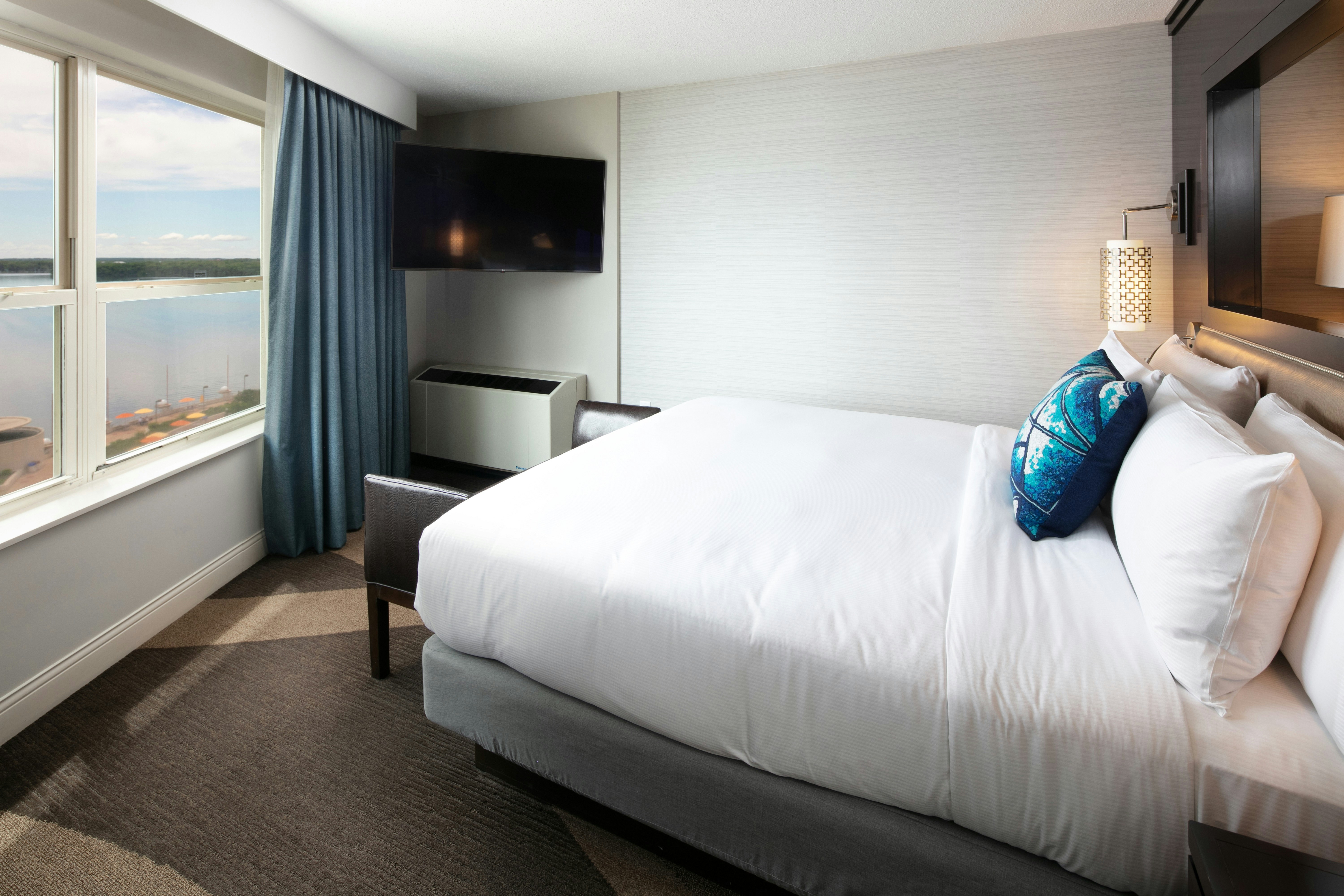 DELUXE, KING BED, LAKE VIEW, SOFA