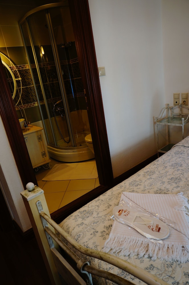 Etrangers Hotel 18/51