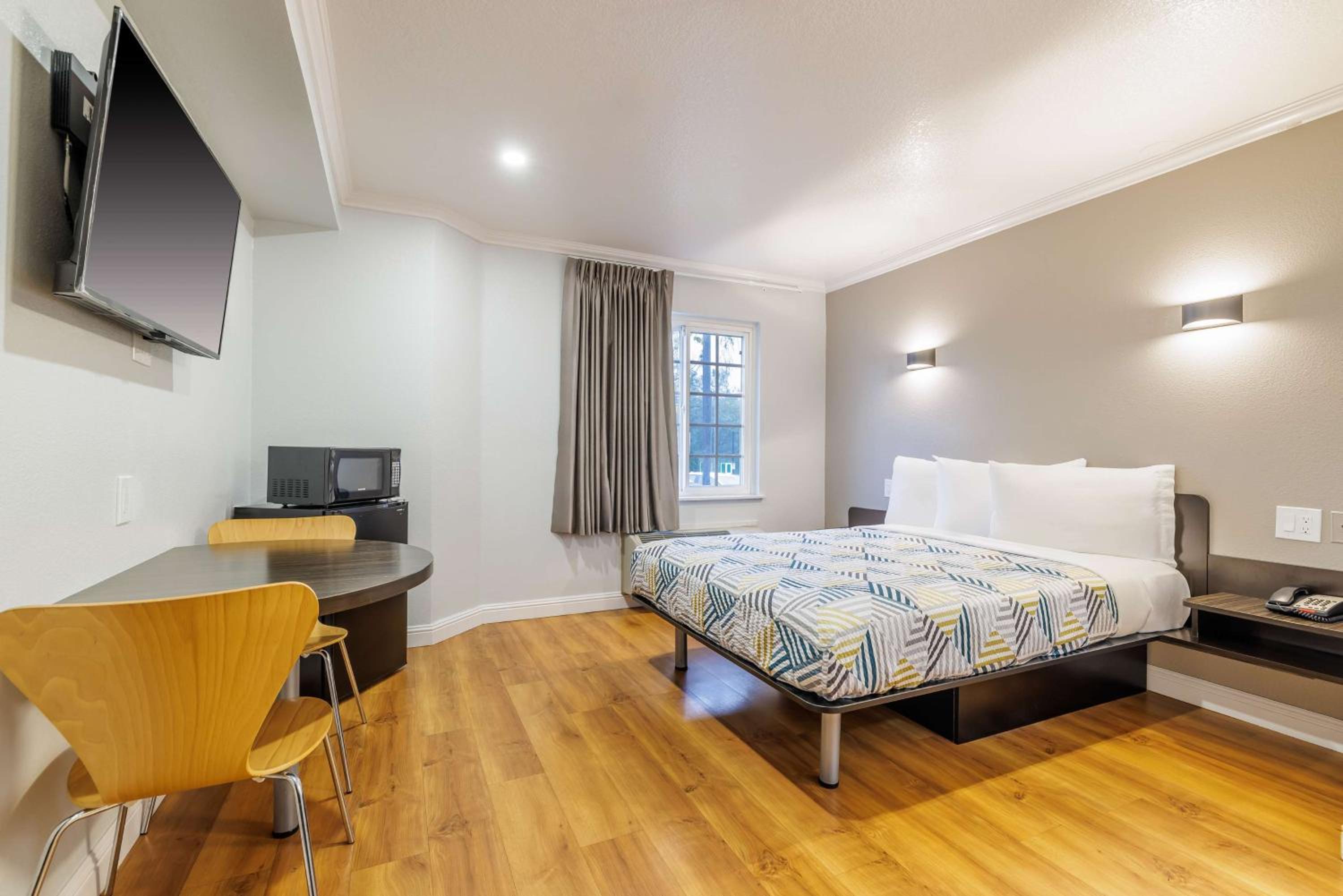 1 Queen Bed Non-Smoking, Micfridge