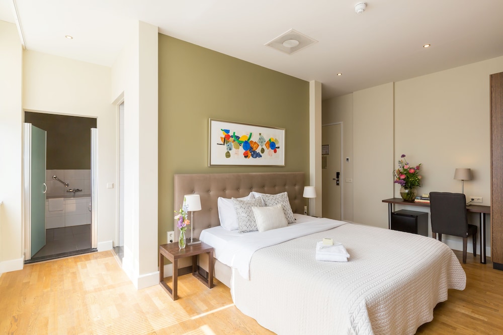 Boutique Hotel Lumiere 12/28