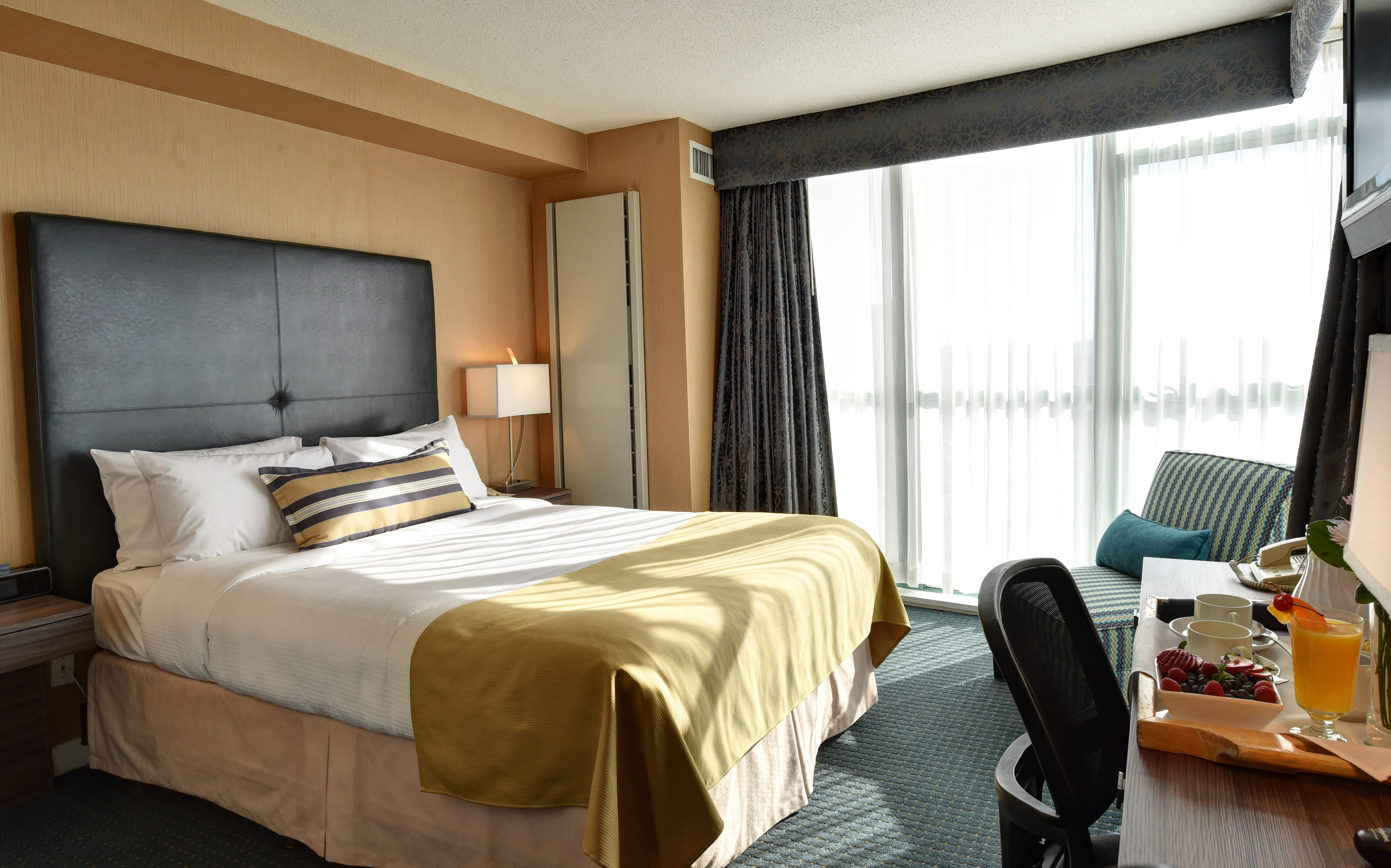 One-Bedroom Queen Suite