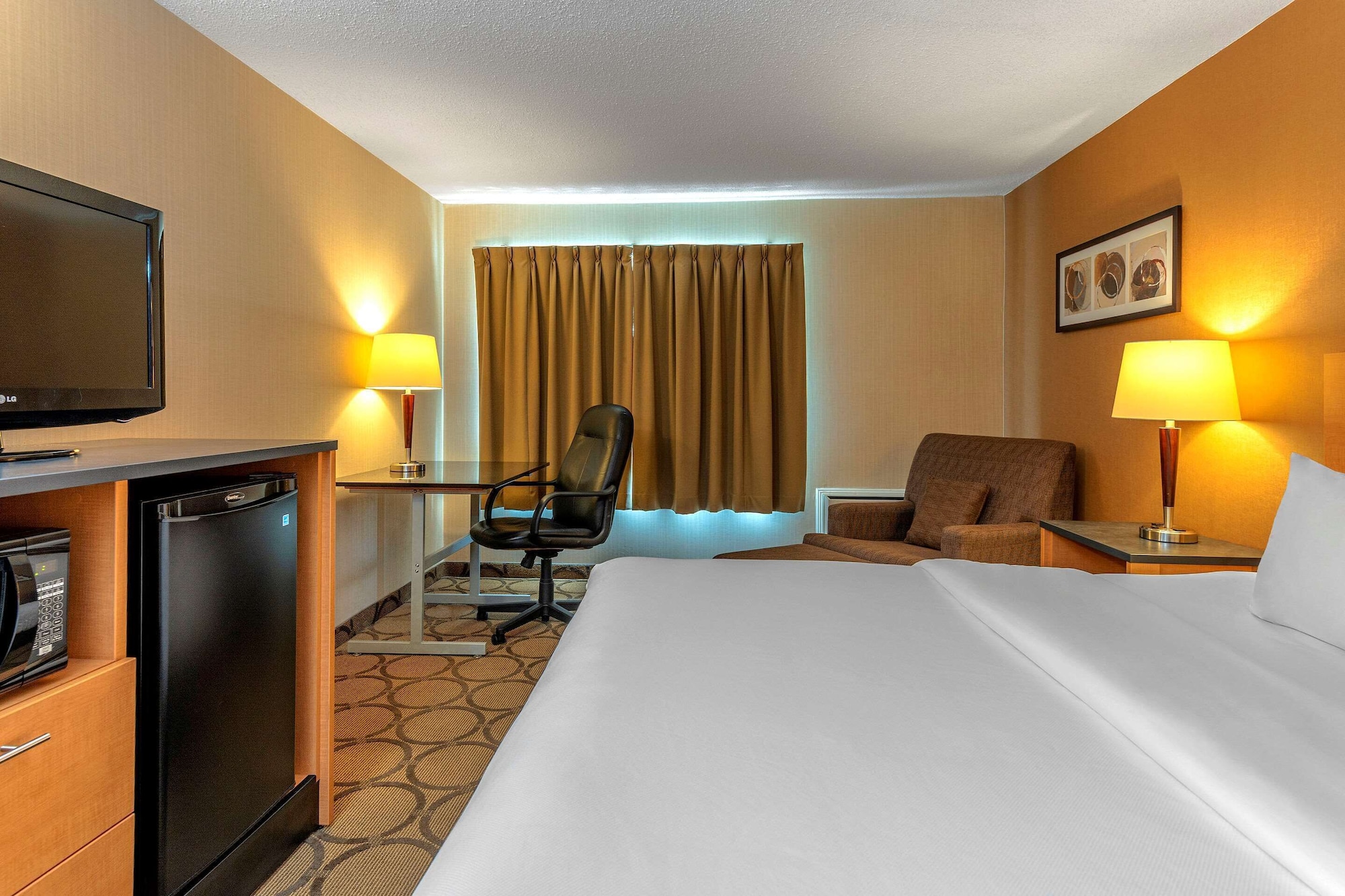 Upgrade, King Bed, Courtyard View, Ground Floor, Comfort Inn Sault Ste Marie ON 5/8