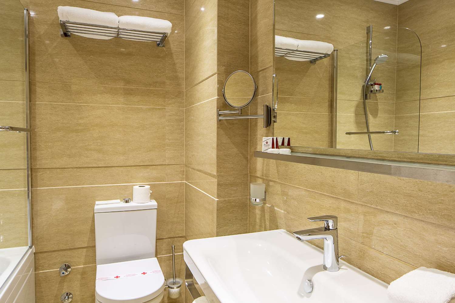 شقة بسرير كينج وسريرين منفصلين مع أريكة بمطبخ صغير، Best Western Premier Plovdiv Hills 4/5