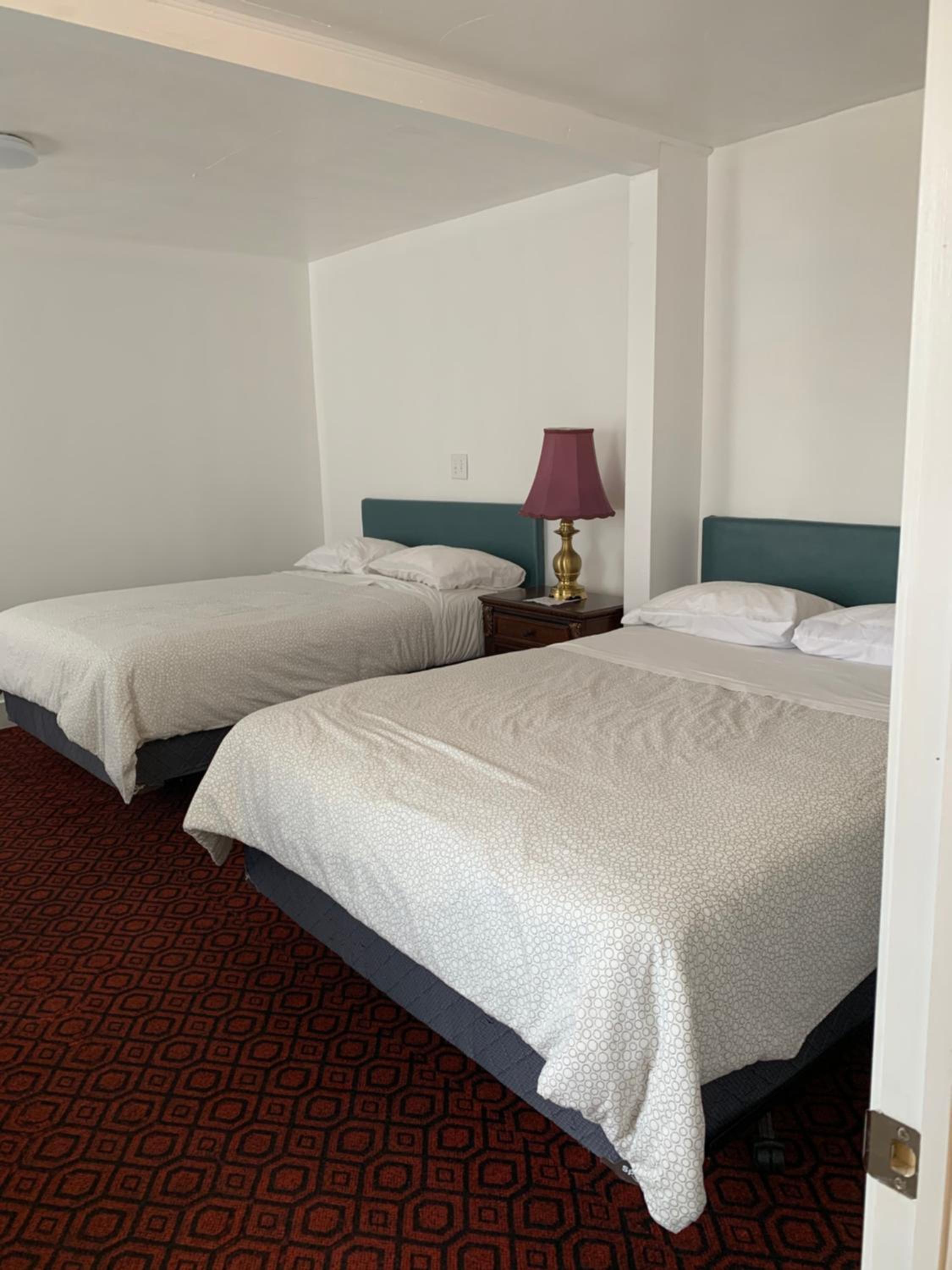 Room, 2 Queen Beds, Lakeview Hotel 3/10