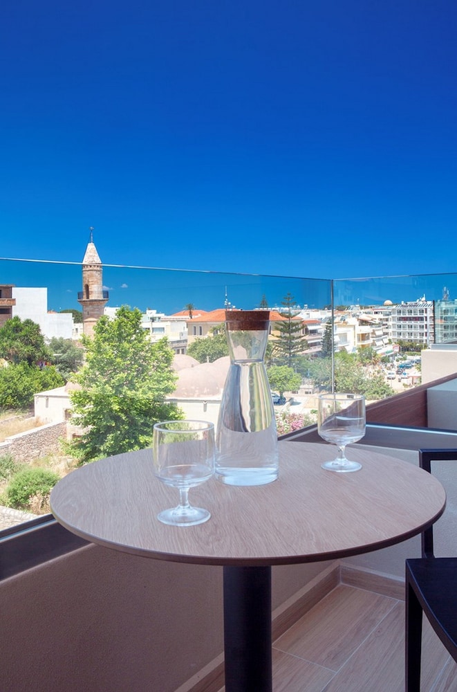 The City Hotel and Suites - Adults Only 4/61