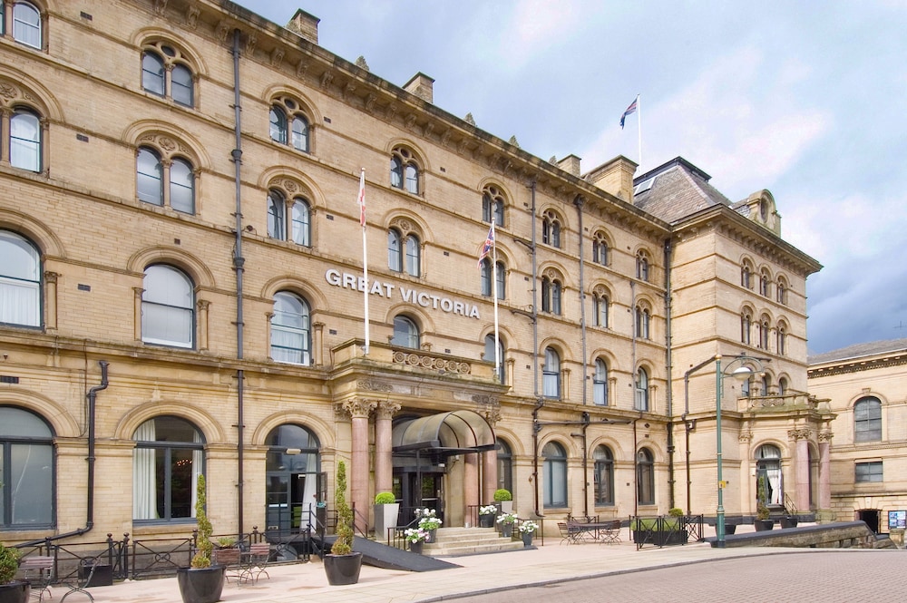 The Victoria Hotel, Bradford by Sunday 33/36