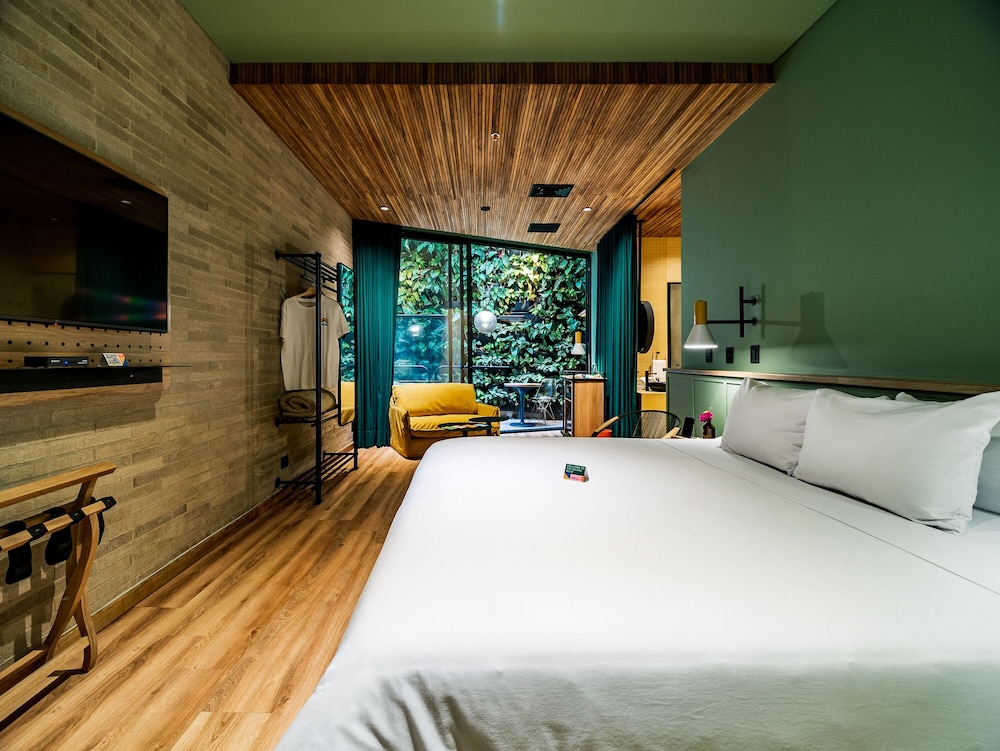 GRAND, STUDIO, SUITE, KING BED, HOT TUB, GROUND FLOOR