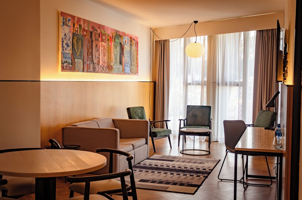 Met Hotel 37/50