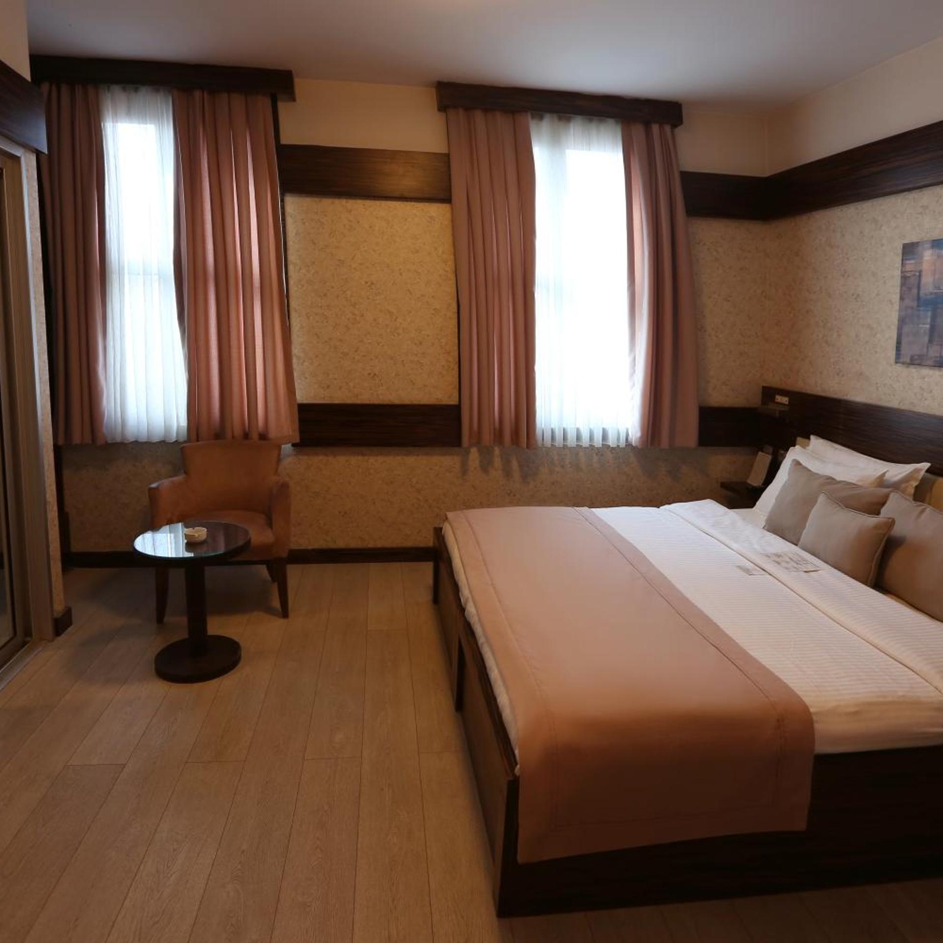 Wes Hotel 13/55