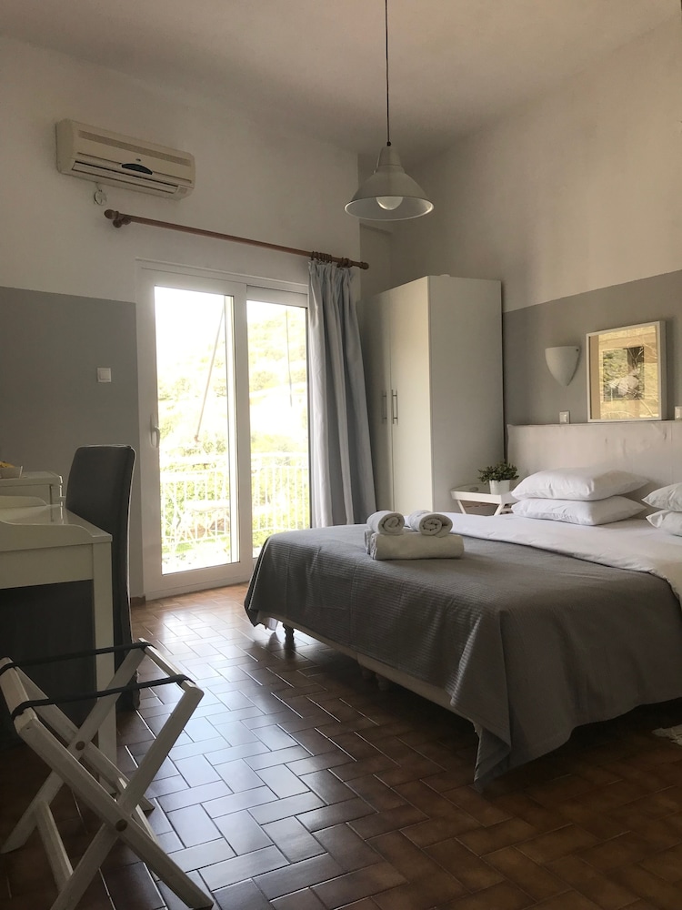 Paradisos Hotel 15/50